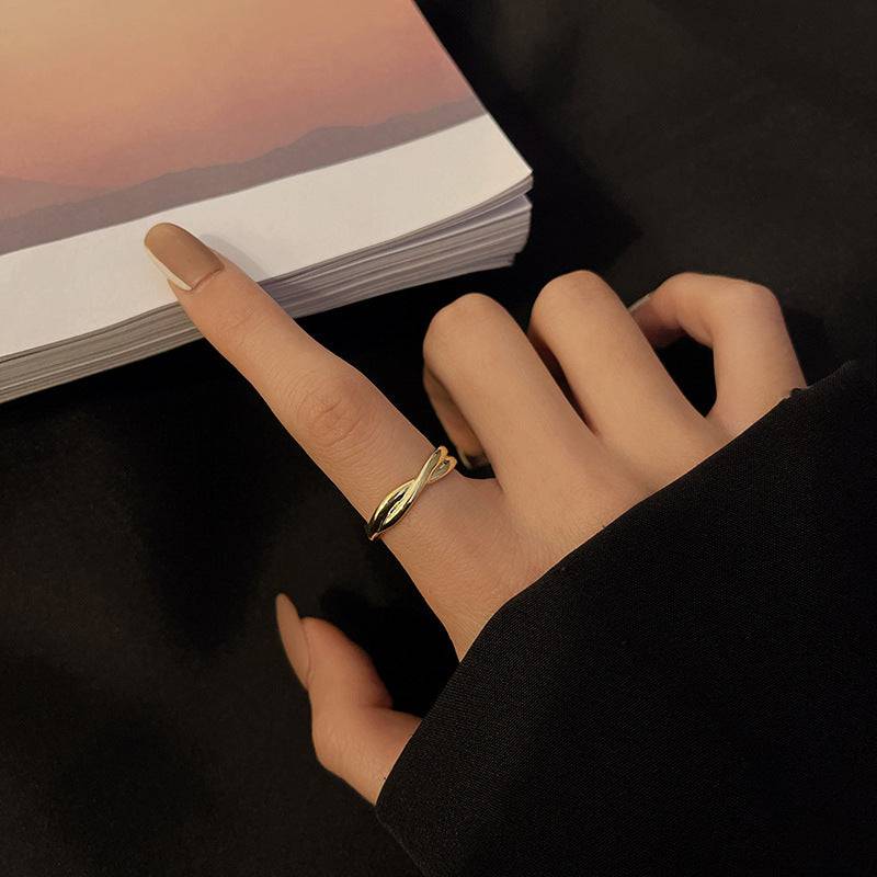 Sophisticated Twisted Ring - Adjustable Fit for Comfort - Perla Aura